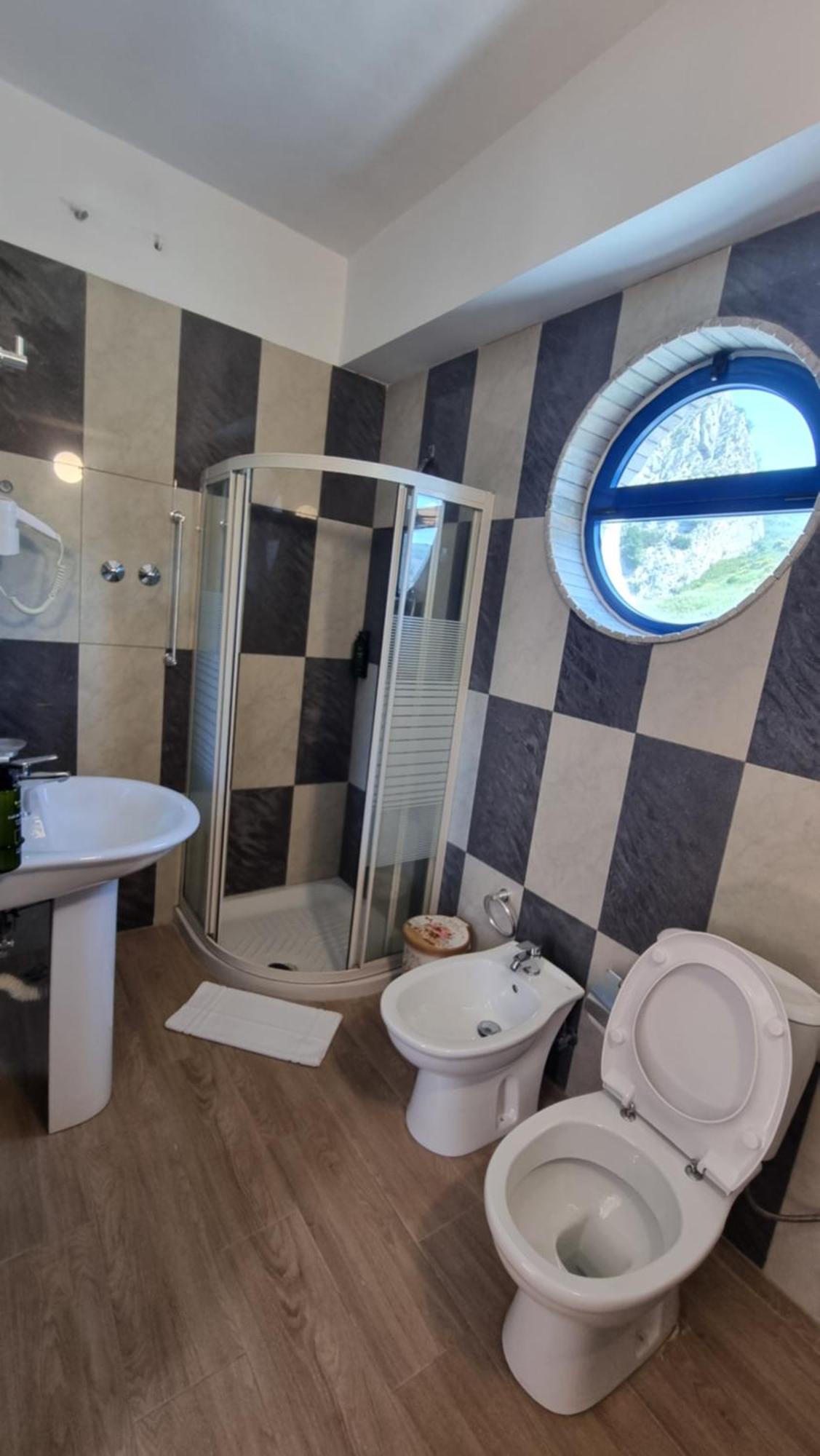 Blue Amr Hotel Shkallnur Luaran gambar